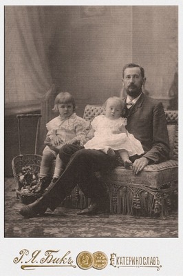 Thiessen_Dietrich_mit_Kinder_Konstantin_und_Viktor_1907.jpg